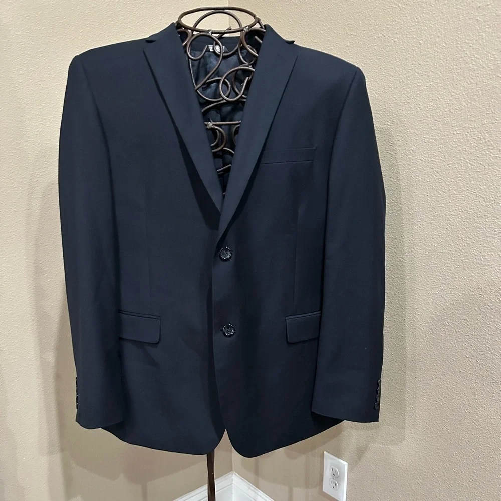 Men’s Caravelli slim navy suit jacket/coat.  EUC.